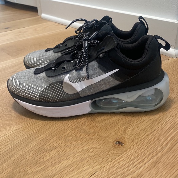 HARDLY WORN NIKE AIR MAX - Picture 3 of 7